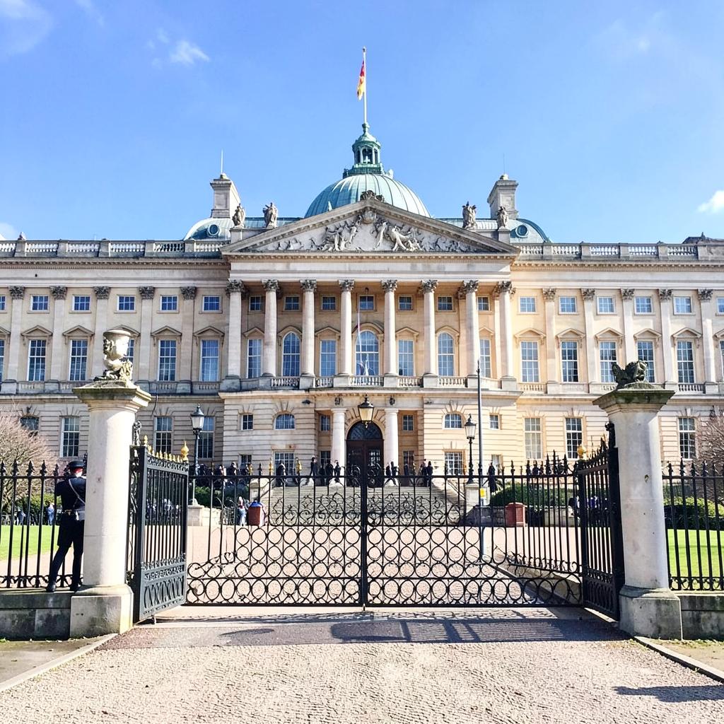 Fachada e portões do Palácio de Buckingham