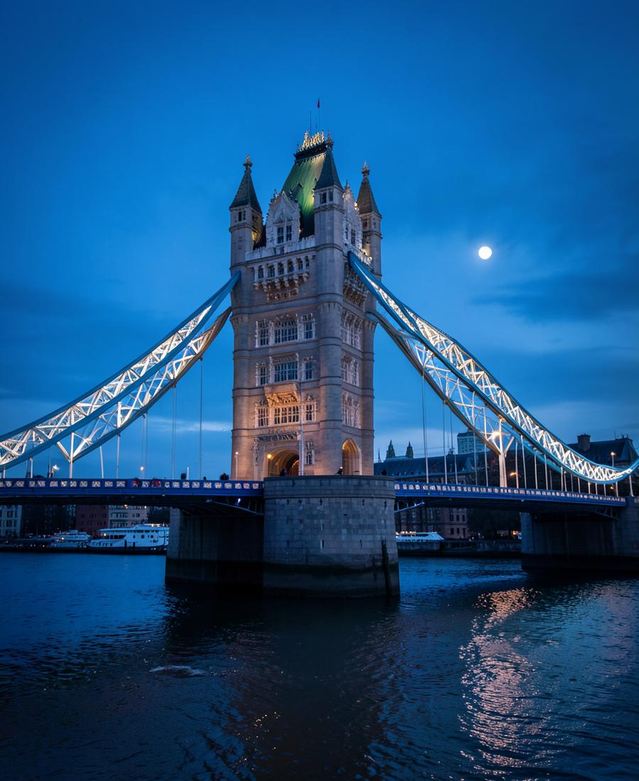 Tower Bridge iluminada sobre o Tâmisa ao anoitecer